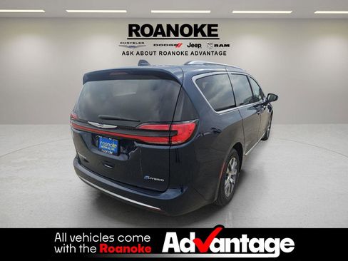 Used 2025 Chrysler Pacifica Pinnacle image 2