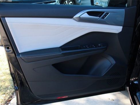 Certified 2025 Volkswagen Taos SEL image 11