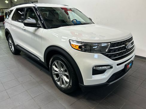 Used 2023 Ford Explorer XLT w/ Equipment Group 202A AWD/4WD image 2