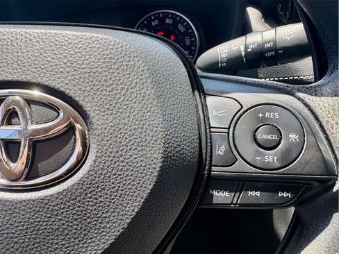 Used 2021 Toyota RAV4 XLE AWD/4WD image 17