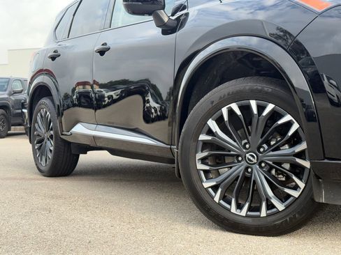 Used 2025 Nissan Rogue Platinum w/ Platinum Premium Package FWD image 2