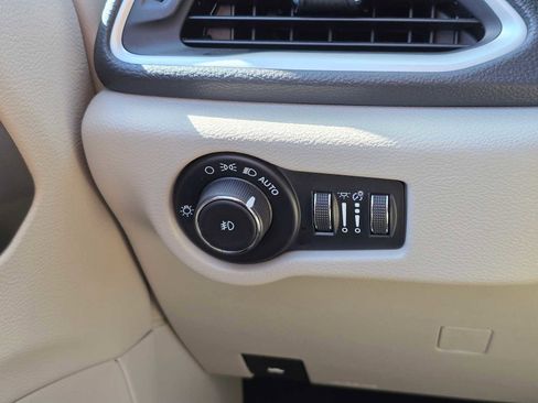 Used 2024 Chrysler Pacifica Select FWD image 30