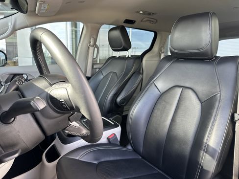 Used 2024 Chrysler Pacifica Touring-L image 12