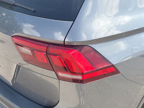 Used 2021 Volkswagen Tiguan SE w/ Panoramic Sunroof Package FWD image 27