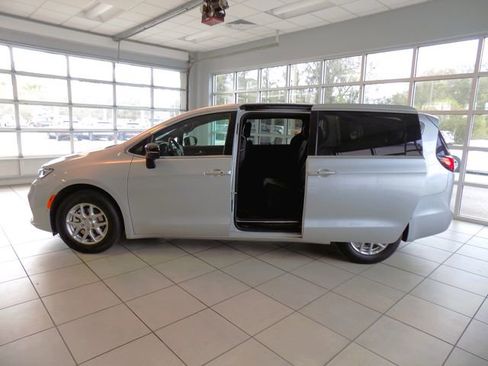 New 2026 Chrysler Pacifica Select FWD image 9