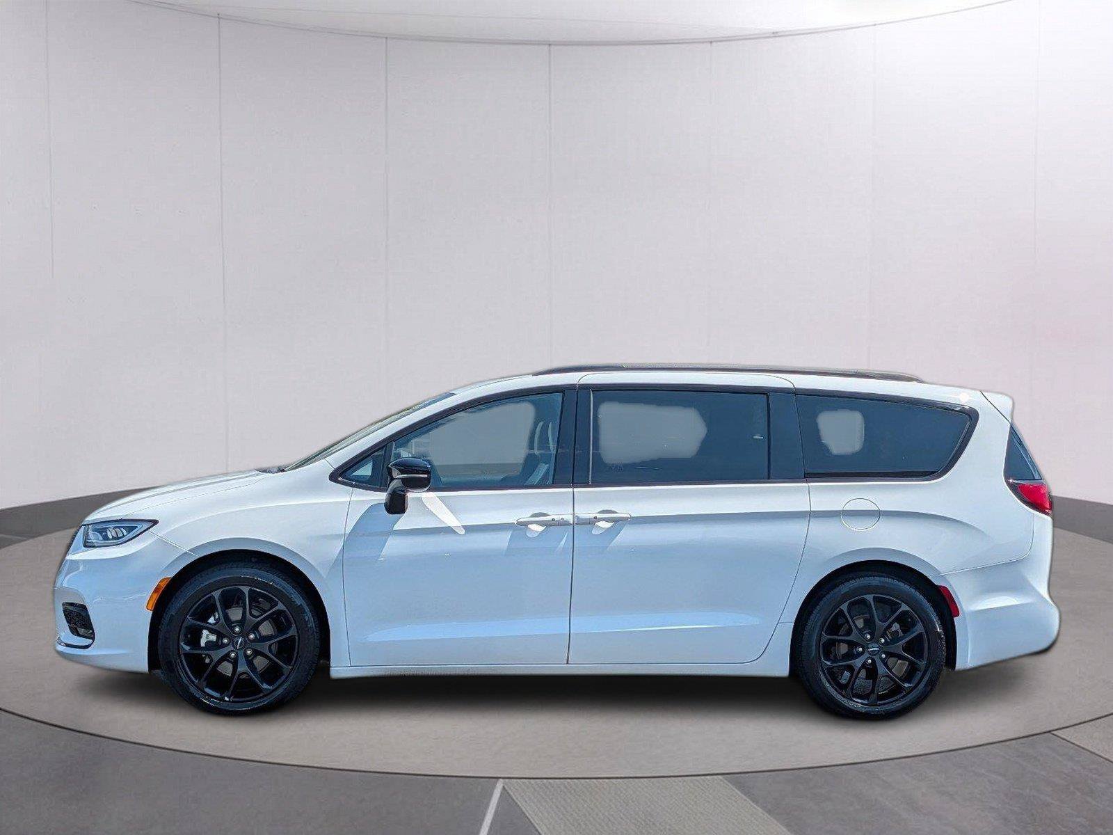 Used 2025 Chrysler Pacifica Limited FWD image 2