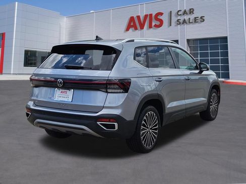 Used 2025 Volkswagen Taos SE FWD image 7
