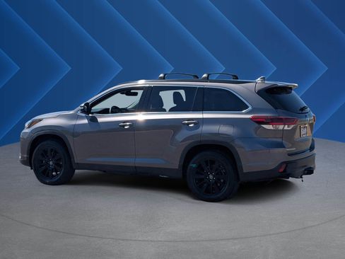 Used 2019 Toyota Highlander SE FWD image 5