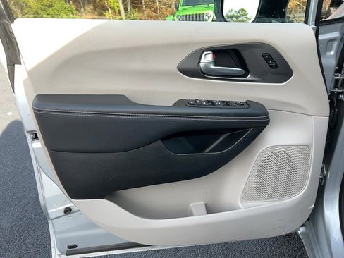 Used 2024 Chrysler Pacifica Touring-L image 11