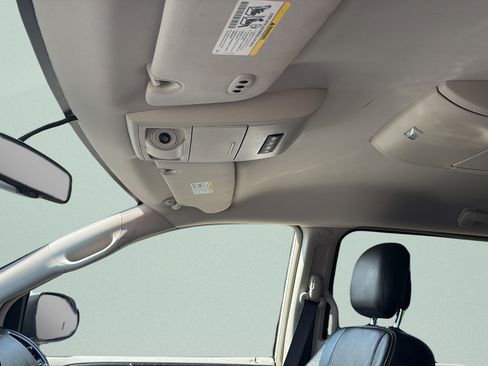 Used 2016 Chrysler Town & Country Touring FWD image 22