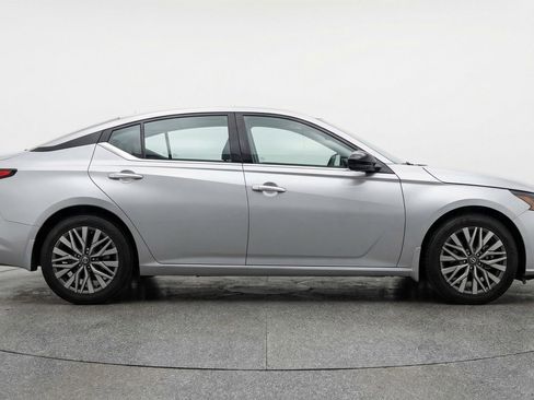 Used 2025 Nissan Altima 2.5 SV FWD image 11