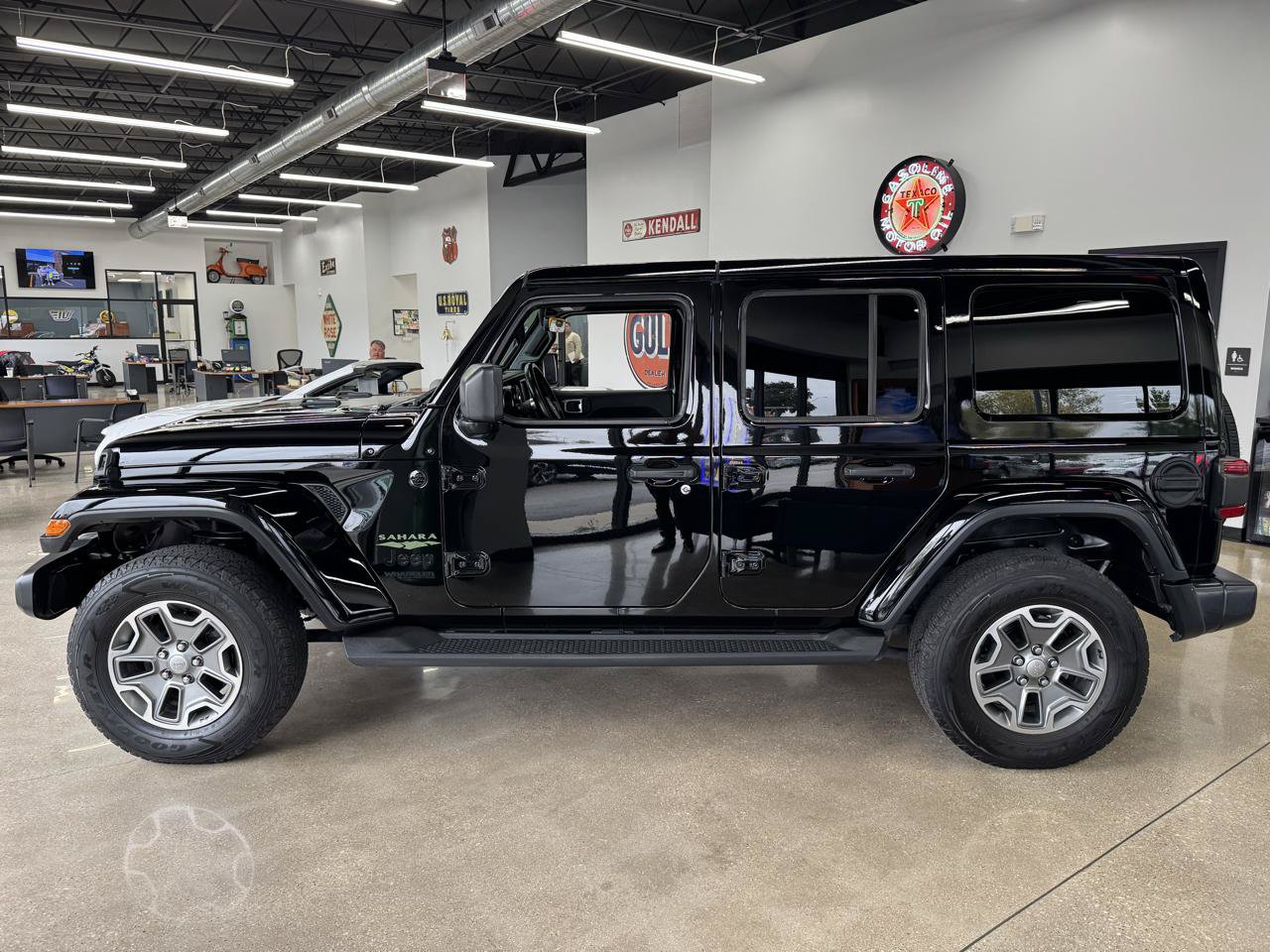 Used 2021 Jeep Wrangler Unlimited Sahara AWD/4WD image 5