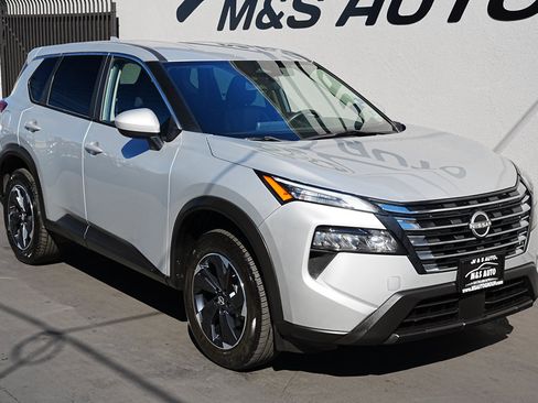 Used 2024 Nissan Rogue SV image 3