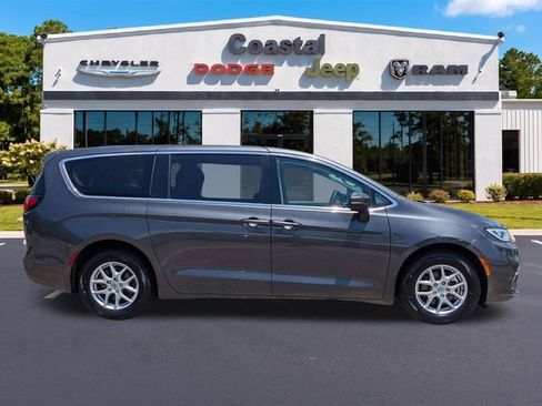 Used 2023 Chrysler Pacifica Touring-L FWD image 3