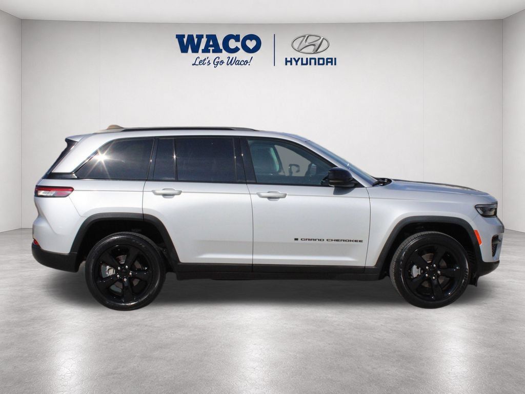 Used 2023 Jeep Grand Cherokee Altitude AWD/4WD image 9