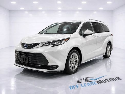 Used 2023 Toyota Sienna LE AWD/4WD image 1