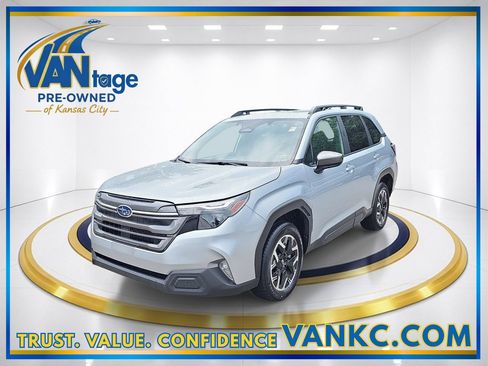 Certified 2025 Subaru Forester Premium AWD/4WD image 1
