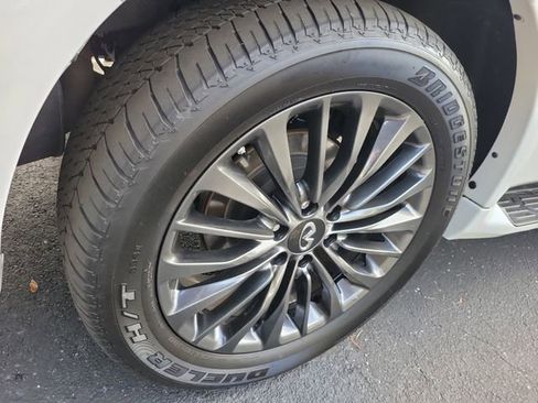 Used 2024 INFINITI QX80 Sensory image 6