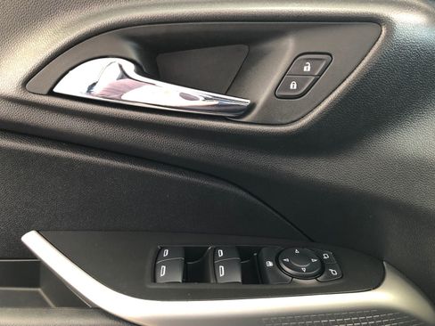 Used 2024 Chevrolet Trax RS w/ Sunroof Package FWD image 37