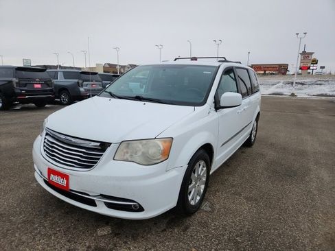 Used 2014 Chrysler Town & Country Touring image 3