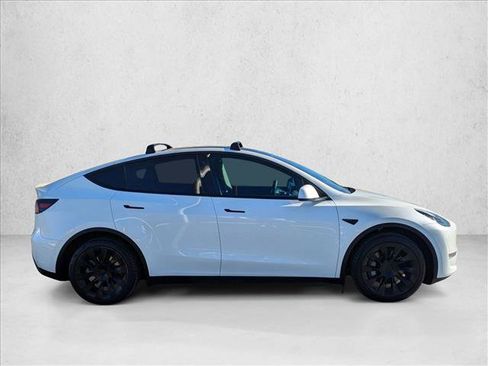 Used 2021 Tesla Model Y Long Range image 4