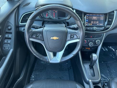 Used 2021 Chevrolet Trax LT w/ Driver Confidence Package FWD image 17