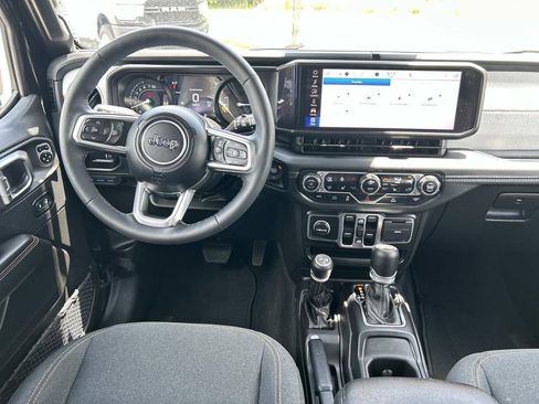 Used 2025 Jeep Wrangler Unlimited Sahara AWD/4WD image 16