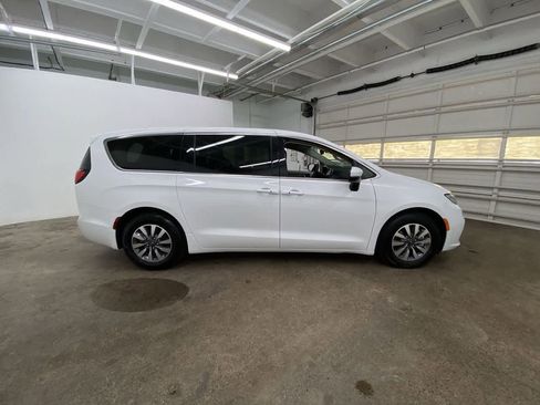 Used 2023 Chrysler Pacifica Touring-L image 7