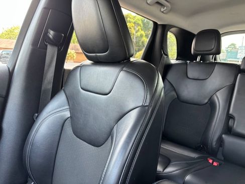 Used 2019 Jeep Cherokee Latitude Plus w/ Cold Weather Group AWD/4WD image 45