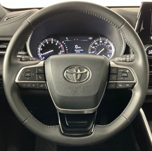 Used 2022 Toyota Highlander XSE FWD image 11