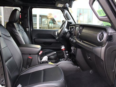 Used 2018 Jeep Wrangler Unlimited Sahara image 11