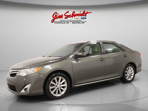Used 2012 Toyota Camry XLE w/ Leather Pkg FWD image 2