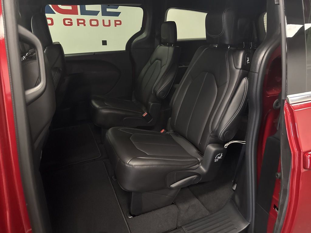 New 2026 Chrysler Pacifica Select AWD/4WD image 28