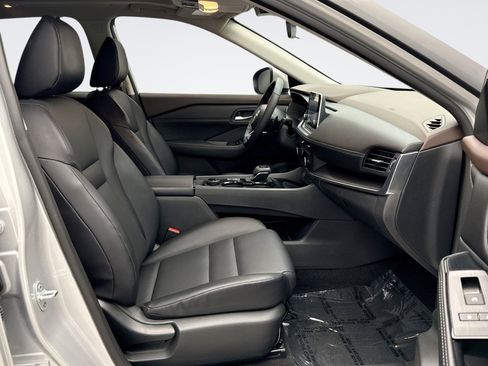 Used 2023 Nissan Rogue SV w/ SV Premium B Package image 17