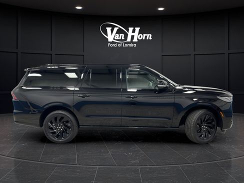 Used 2025 Lincoln Navigator L Reserve w/ Jet Appearance Package AWD/4WD image 8