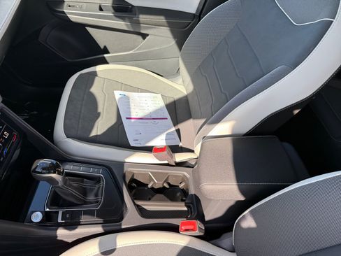 Certified 2025 Volkswagen Taos SE w/ Panoramic Sunroof Package FWD image 14