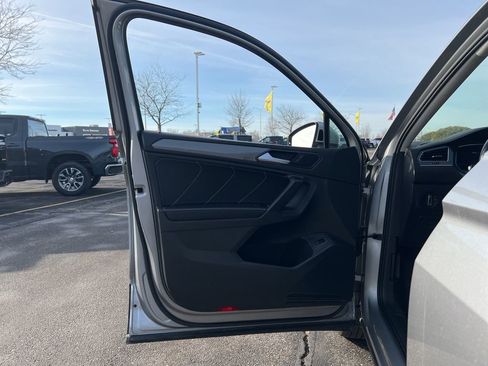Used 2023 Volkswagen Tiguan SE image 8