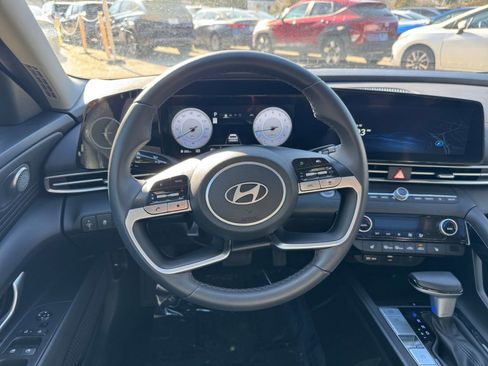 Used 2025 Hyundai Elantra Limited image 31