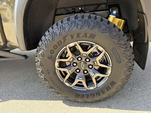 Used 2025 Chevrolet Colorado ZR2 w/ Technology Package image 19