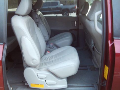 Used 2012 Toyota Sienna XLE image 23