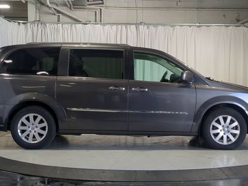 Used 2016 Chrysler Town & Country Touring w/ Driver Convenience Group FWD image 11