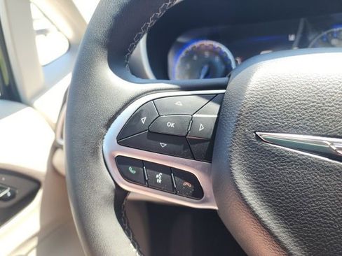 Used 2023 Chrysler Pacifica Touring-L image 30