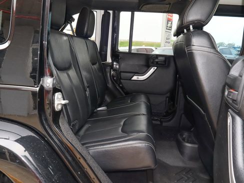 Used 2017 Jeep Wrangler Unlimited Rubicon image 32