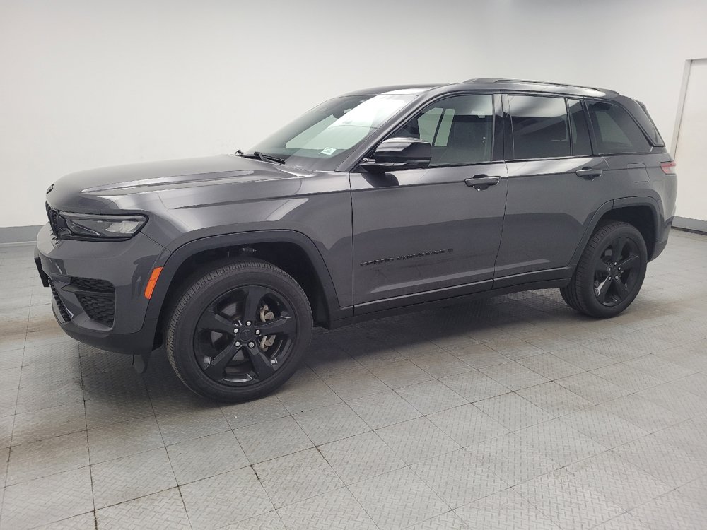 Used 2023 Jeep Grand Cherokee Altitude AWD/4WD image 2