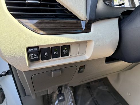 Used 2017 Toyota Sienna XLE w/ XLE Navigation Package AWD/4WD image 61