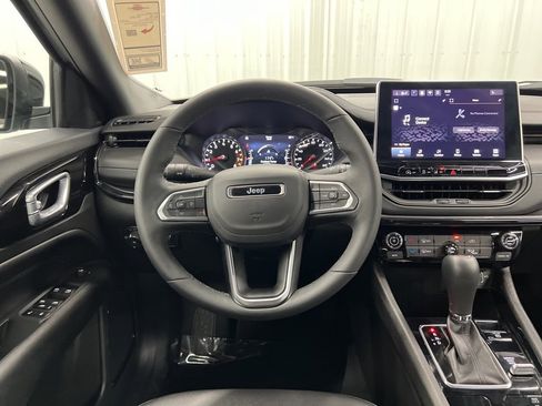 Used 2025 Jeep Compass Latitude w/ Altitude Special Edition image 13