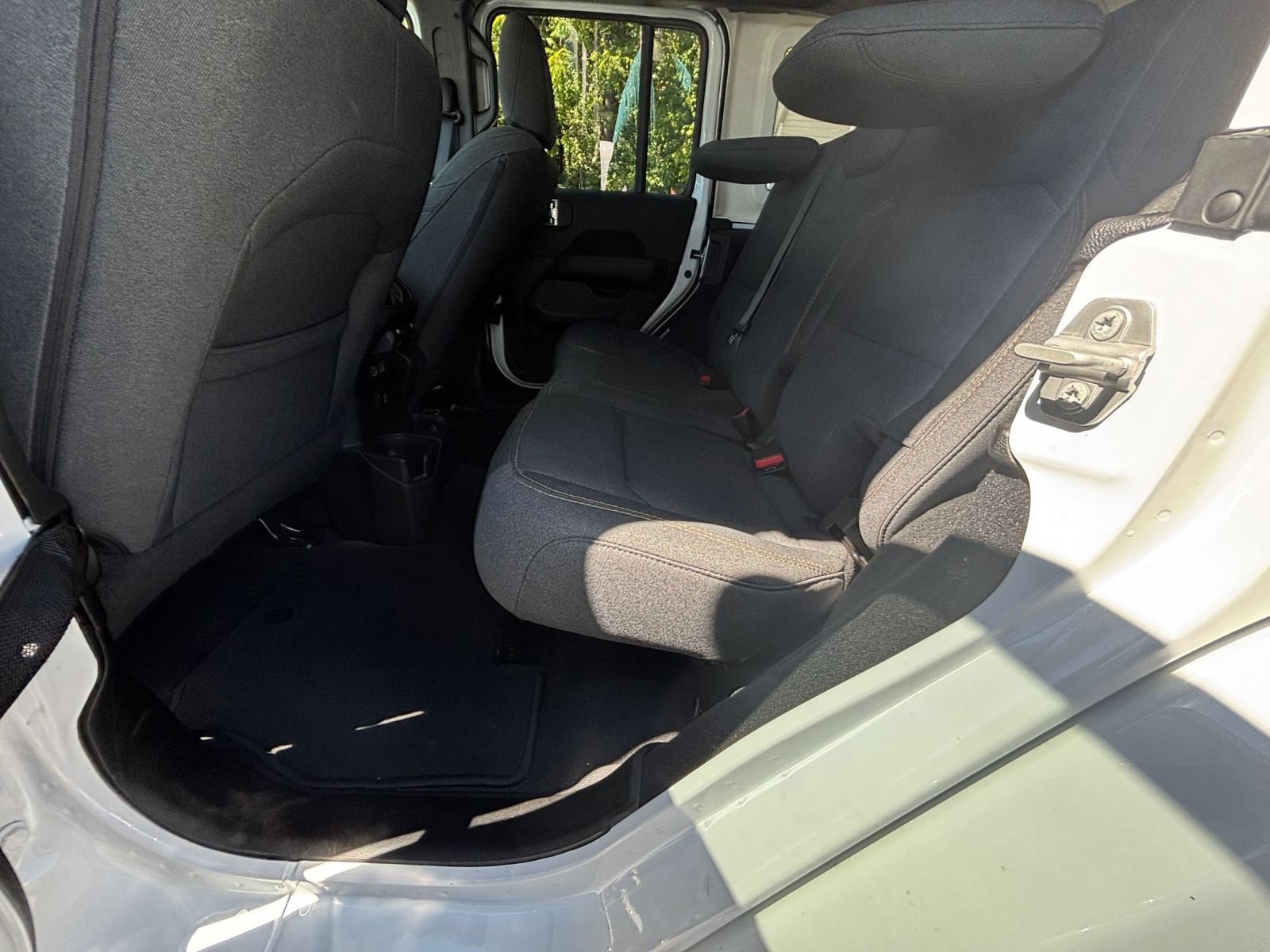 Used 2025 Jeep Wrangler Unlimited Sahara AWD/4WD image 21