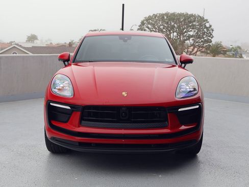 Certified 2025 Porsche Macan image 6