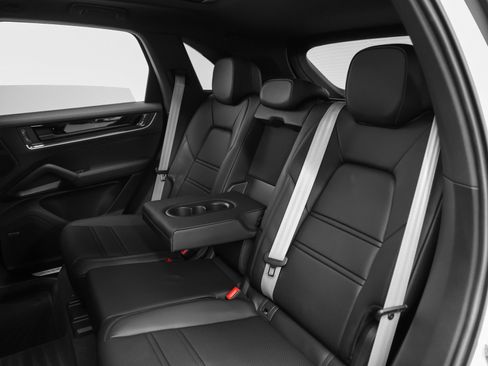 Used 2025 Porsche Cayenne image 39