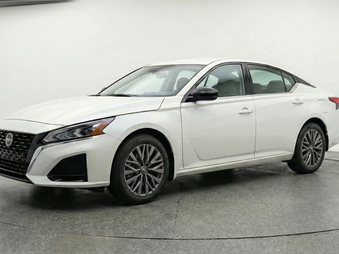 Used 2025 Nissan Altima 2.5 SV image 3